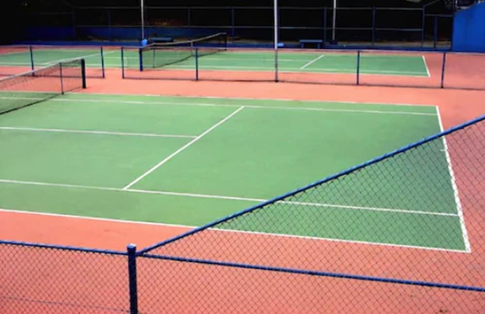 Hotel Senac Ilha Do Boi Vitoria Exterior photo Tennis courts