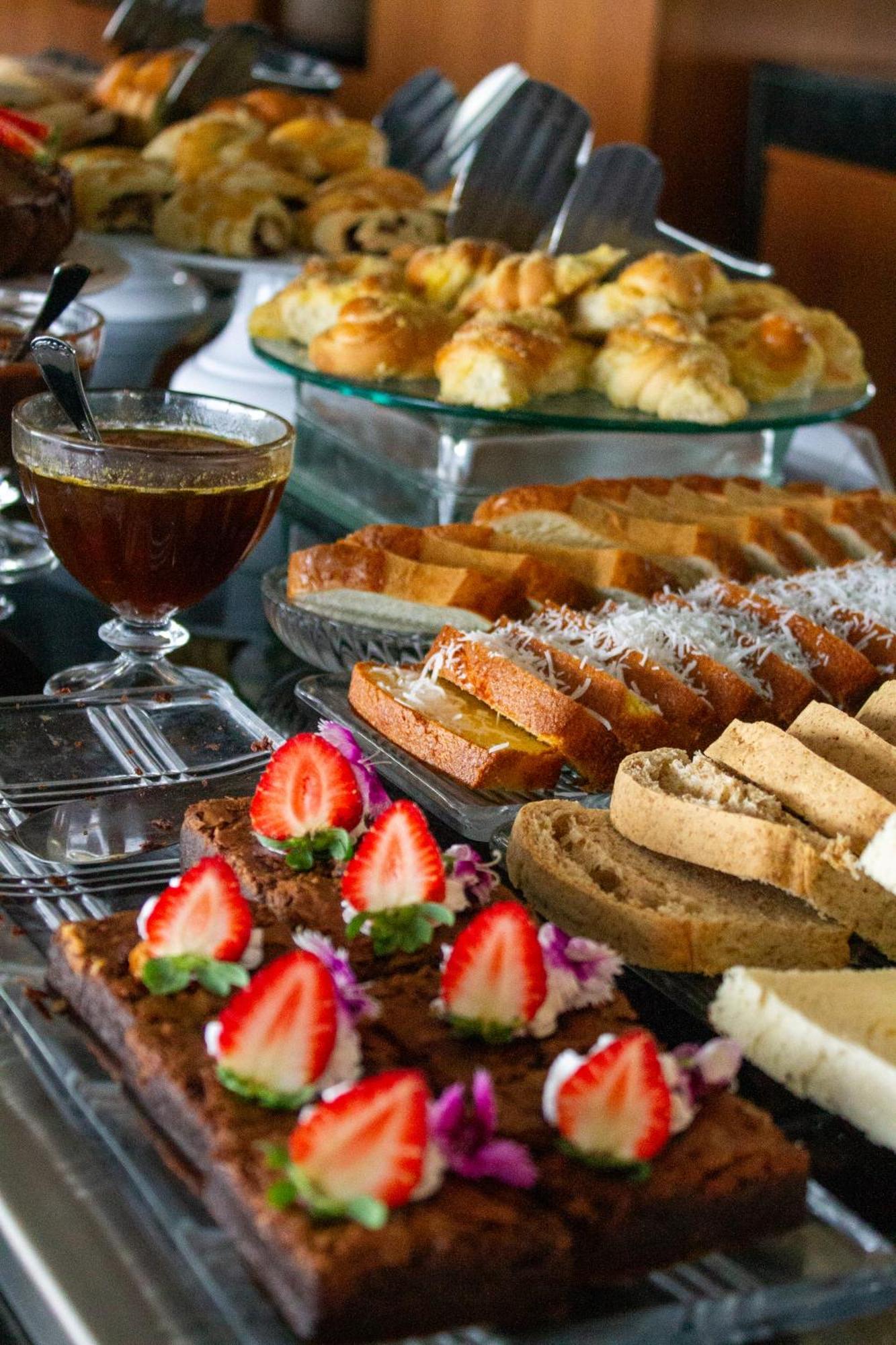Hotel Senac Ilha Do Boi Vitoria Exterior photo A selection of Italian pastries